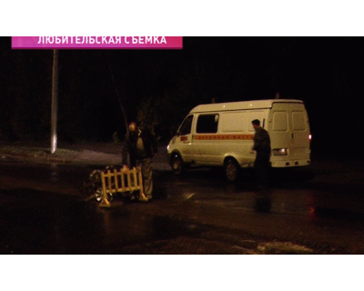 Несколько автомобилей попали в большую яму