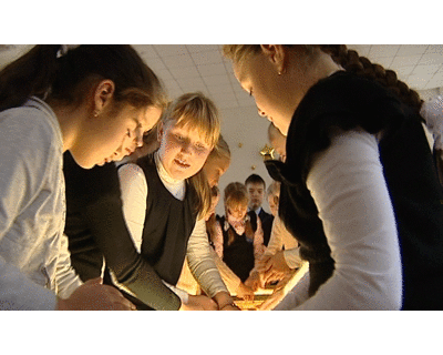 Школьники готовят мультфильм из песка ко Дню учителя