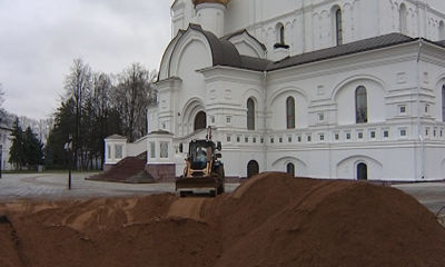 Раскопки возле Успенского собора начали консервировать
