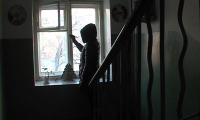 Наказана штрафом за курение в подъезде