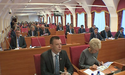 Бюджетникам вновь поднимают зарплату