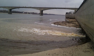 Сток в Волгу в центре Ярославля привлек внимание жителей