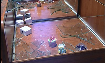 Двое неизвестных в масках ограбили ломбард