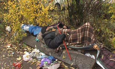 В Ростове рядом с торговым центром поселился бездомный