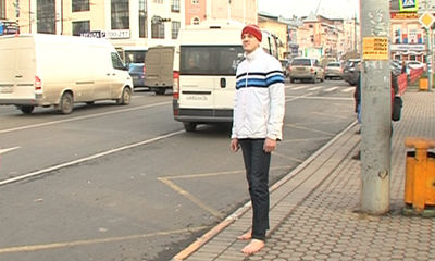 Ярославец, увлекшись необычной идеей, разгуливает по городу босиком