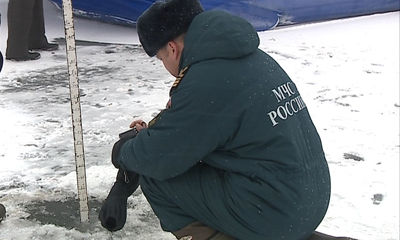 Сотрудники ГИМС вышли с проверкой льда на Которосль