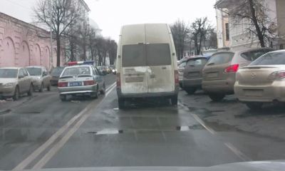 Сотрудники Госавтоинспекции оштрафовали водителя, который бросил машину посреди дороги