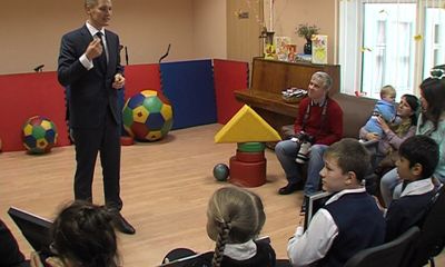 Александр Грибов вручил детям новые мониторы