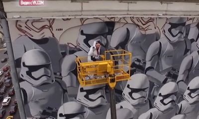 Ярославец по заказу американской киностудии рисует огромное граффити в центре Москвы