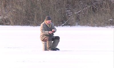 С первым похолоданием рыбаки стали выходить на опасный лед