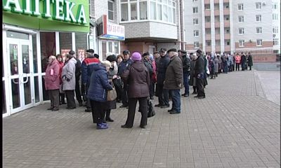 Чтобы получить необходимые препараты в аптеке, льготники занимают очередь в пять утра