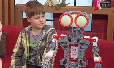 Девятилетний мальчик собрал робота