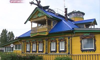 Умелец из деревни Дурасово на крыше дома «поселил» Змея Горыныча