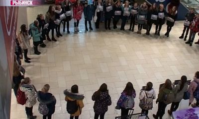 ВИДЕО: Посетили торгового центра спели хором