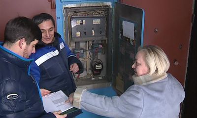 Для борьбы с неплательщиками энергетики выходят в рейды по отключению электричества