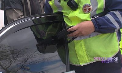 Дорожные полицейские ловили машины с запрещенной тонировкой