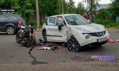 В Ярославле на улице Мельничной в «Ниссан» влетел мотоциклист