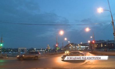 Специалисты ежедневно меняют на уличных фонарях до 50 лампочек