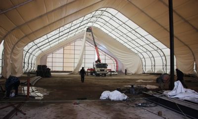 Перед Новым годом десятки мальчишек опробуют лед нового крытого катка в Некрасовском