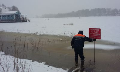 В Ярославле устанавливают знаки, запрещающие выход на лед