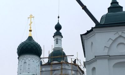 ФОТО: на колокольне Кирилло-Афанасиевского мужского монастыря установили купол