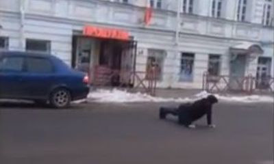 ВИДЕО: отчаянный спортсмен чуть не попал под колеса, отжимаясь на проезжей части