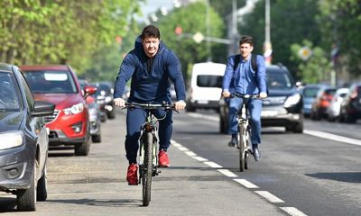 Сотрудники ярославской мэрии сменили пиджаки на «спортивки» и приехали на работу на велосипедах