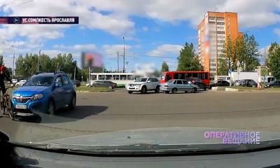 В Дзержинском районе под колеса иномарки попал велосипедист