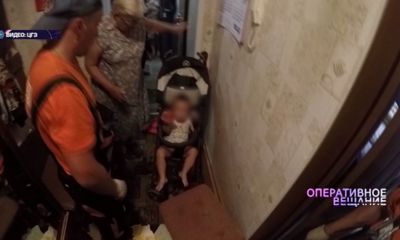 Успели вовремя: спасатели вытащили малыша из закрытой квартиры