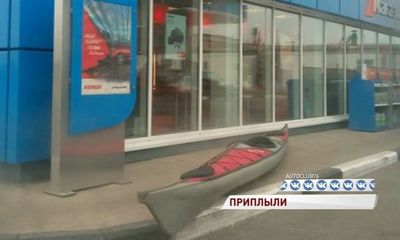 Неизвестный «припарковал» на ярославской автозаправке байдарку