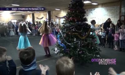 Бойцы ОМОНа устроили новогоднюю елку для детей