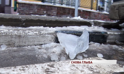 В центре Ярославля на голову женщине упала снежная глыба