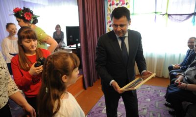 Губернатор в Первомайском районе: открытие нового бассейна, встреча с детьми из детдома и общение с жителями