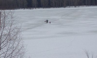 Две женщины с детьми пытались перейти Волгу по тонкому льду