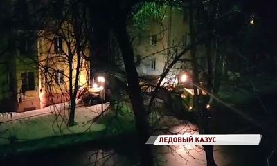 ВИДЕО: Трактор с песком не смог забраться на покрытую льдом пешеходную дорожку