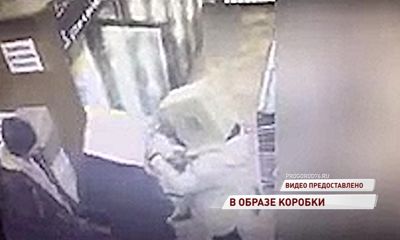 ВИДЕО: Молодые люди пришли за покупками с коробками на головах