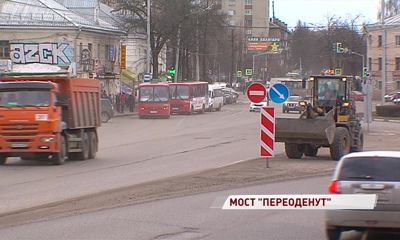Латать асфальтом технически невозможно: Октябрьский мост «переоденут» в плитку
