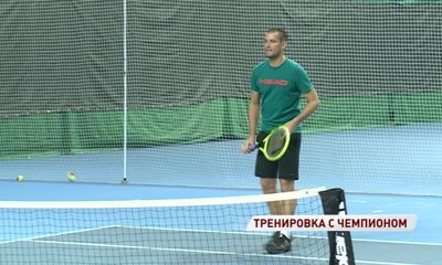 Ярославские теннисисты сыграли с мастером мяча и ракетки Михаилом Южным