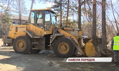 Жители Заволги совместно с управдомом убрали бесхозную территорию