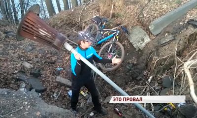 Велосипедист провалился в огромную яму на пешеходной дорожке