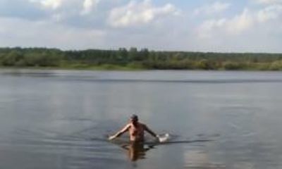 Пришла пора: депутат муниципалитета открыл купальный сезон