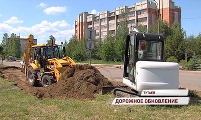 Время дорожного ремонта: в Тутаеве подрядчик вышел на несколько объектов