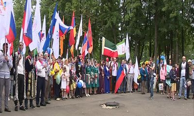 В День России более 300 человек в национальных костюмах прошлись по центру Ярославля