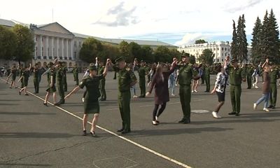 Будущие лейтенанты отрепетировали получение дипломов на Советской площади