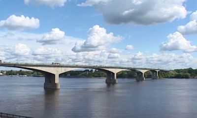 На Октябрьском мосту перекрыли одну полосу