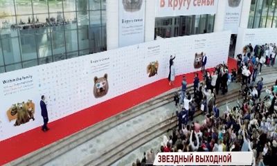В Ярославле по красной дорожке прошли российские звезды театра и кино