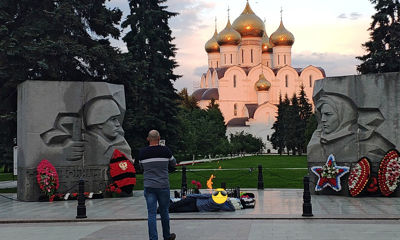 Никакого уважения: в Ярославле мужчина разлегся на Вечном огне для классного фото
