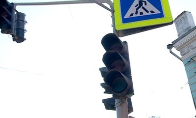 Штрафы и опоздания: светофор на перекрестке Октября и Победы не показывает зеленый