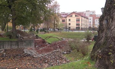 Мостик в Карякинском парке не смогли отреставрировать в срок