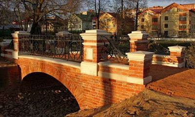 В Карякинском саду Рыбинска завершилась реставрация старинного мостика